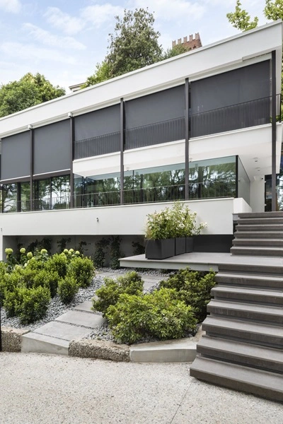 Solar Click Cable zonwering op moderne woning met groene tuin Solar Click Cable zonwering op moderne woning met groene tuin