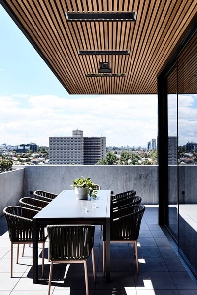 Terras met Platinum smart heat electric aan plafond boven buitentafel Terras met Platinum smart heat electric aan plafond boven buitentafel