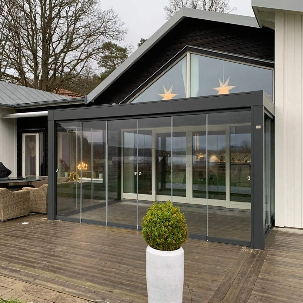 Terras met Seeglass Run glazenschuifwand en rieten stoelen