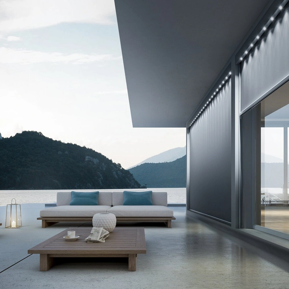 Terras met Solar Click Zip zonwering en uitzicht op bergmeer