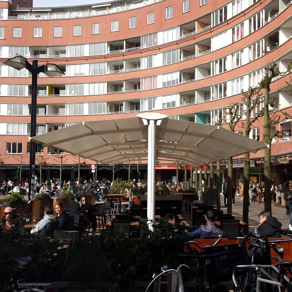 Terras met zon en regenwering op plein