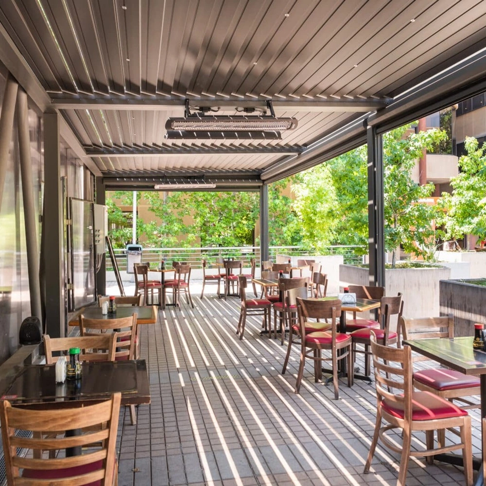 Tungsten Smart-Heat elektrische heater boven terras met eettafels