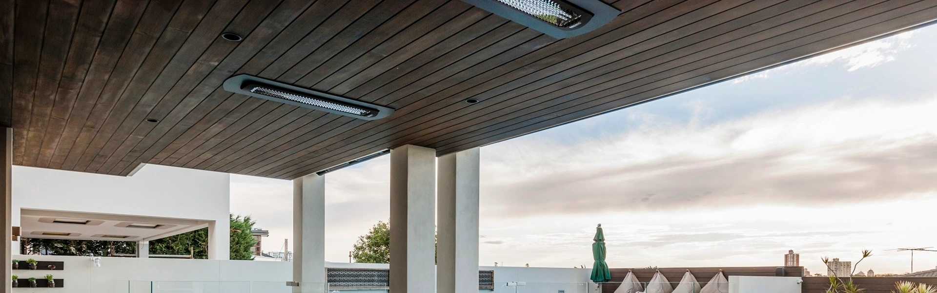 Tungsten Smart-Heat elektrische heaters aan plafond van buitenruimte