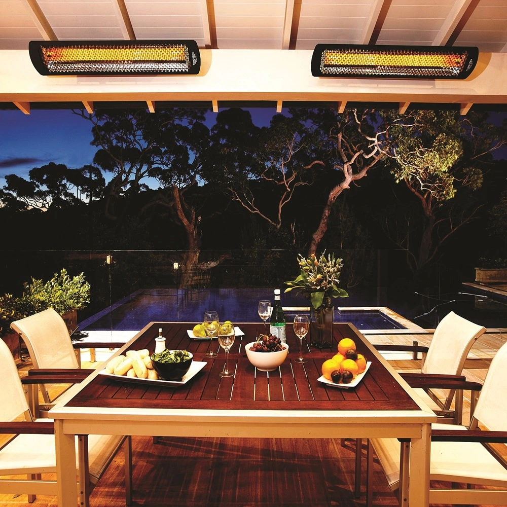 Tungsten Smart-Heat elektrische heaters boven buitenkeuken bij zwembad