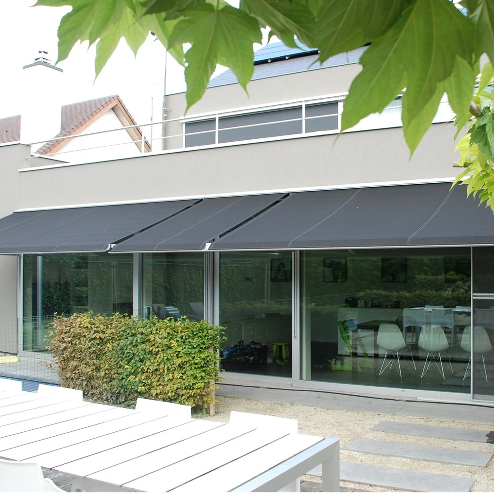 US702 uitvalscherm met zwarte doeken aan moderne woning met grote ramen