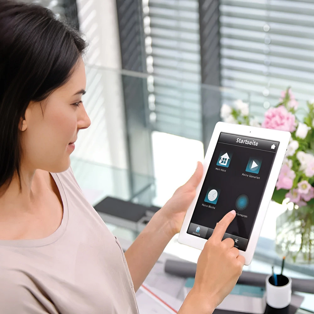 Vrouw gebruikt tablet met Tahoma box voor huisautomatisering