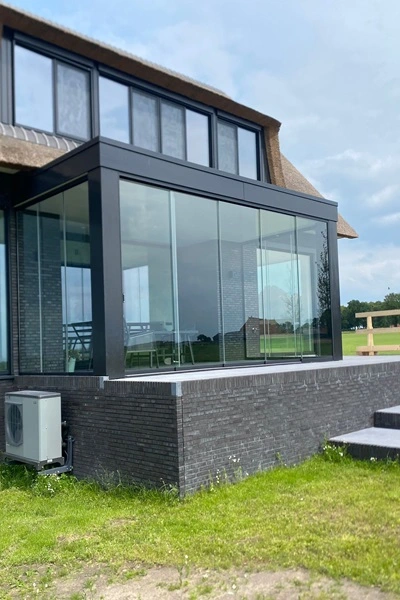 W17 Easy glazen schuifwand bij aanbouw woning met grote ramen en buitenruimte W17 Easy glazen schuifwand bij aanbouw woning met grote ramen en buitenruimte