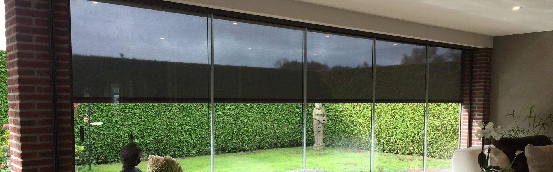 W17 Easy zipscreen voor grote glazen schuifwand met uitzicht op tuin