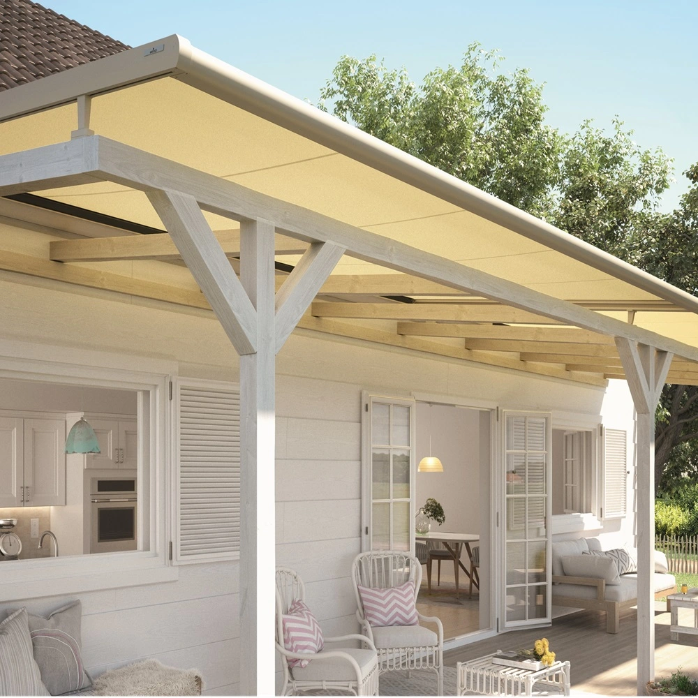 WGM TOP Serrezonwering op terras bij wit huis met houten frames