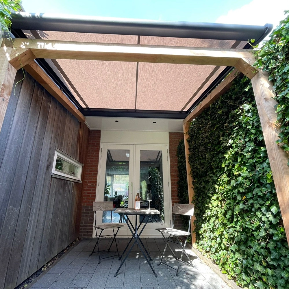WGM TOP Serrezonwering over een klein terras met houten frames