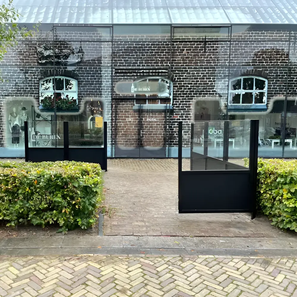 Windscherm Belles bij entree van horecagelegenheid met glazen panelen