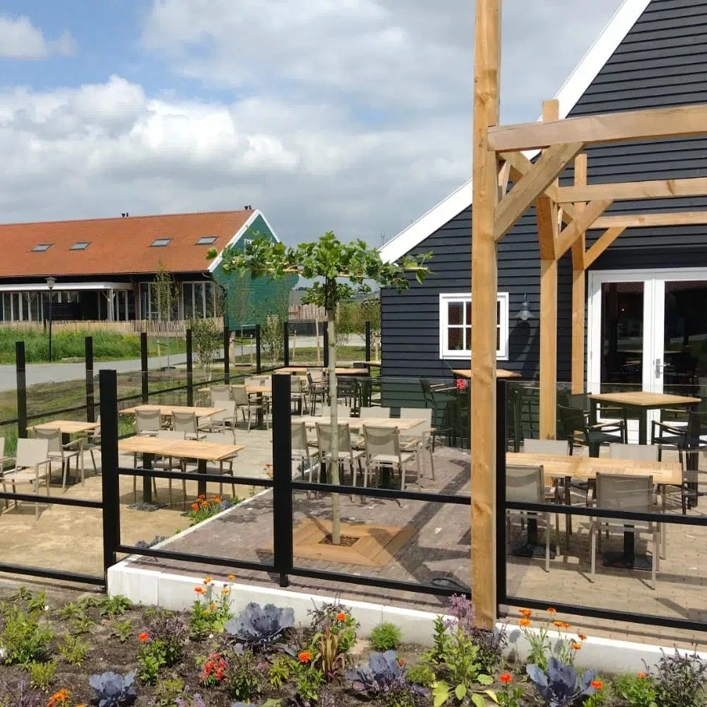 Windscherm Belles rond terras bij horecagelegenheid met tafels