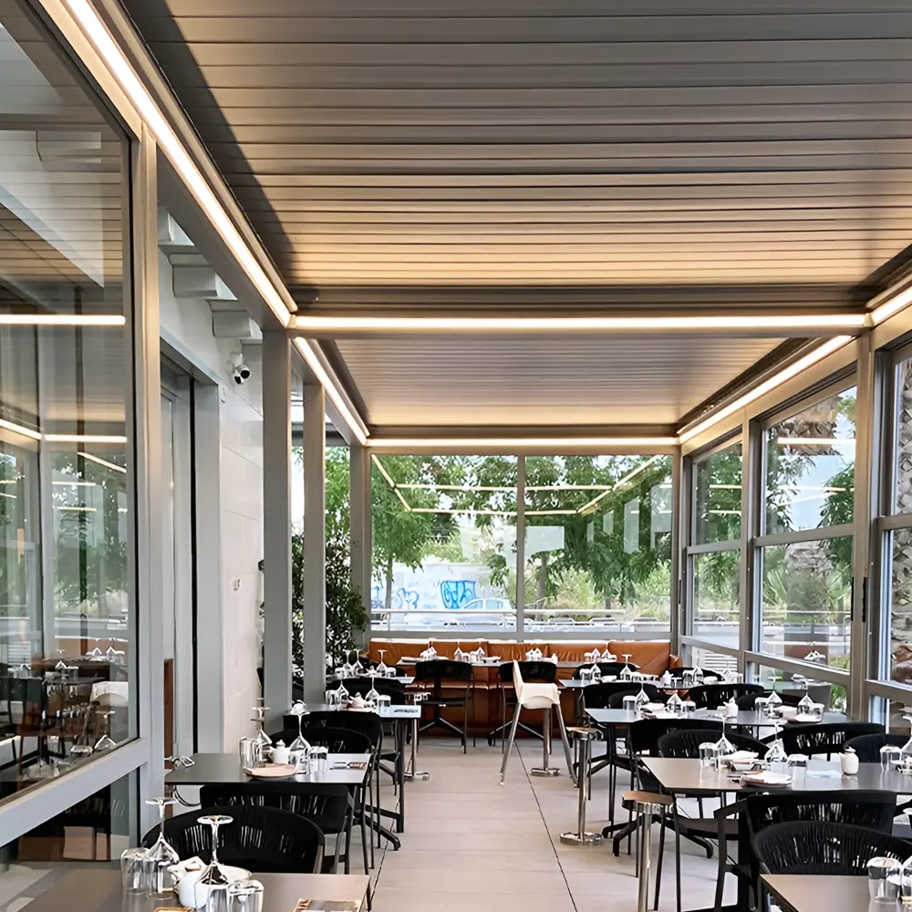 Windscherm Close-up bij restaurant met lamellen overkapping
