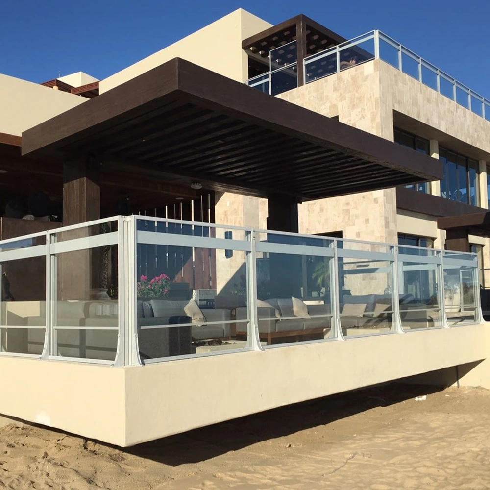 Windscherm Habitat Win bij modern strandhuis met glazen panelen