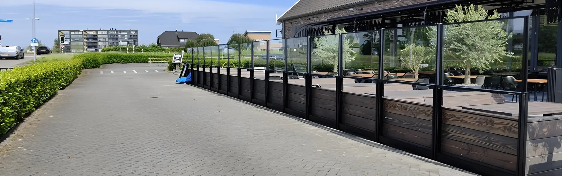 Windscherm Habitat Win met glazen panelen bij restaurant terras
