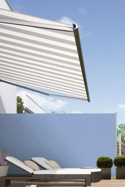 Windscherm Paravento naast terras met zonnescherm Windscherm Paravento naast terras met zonnescherm