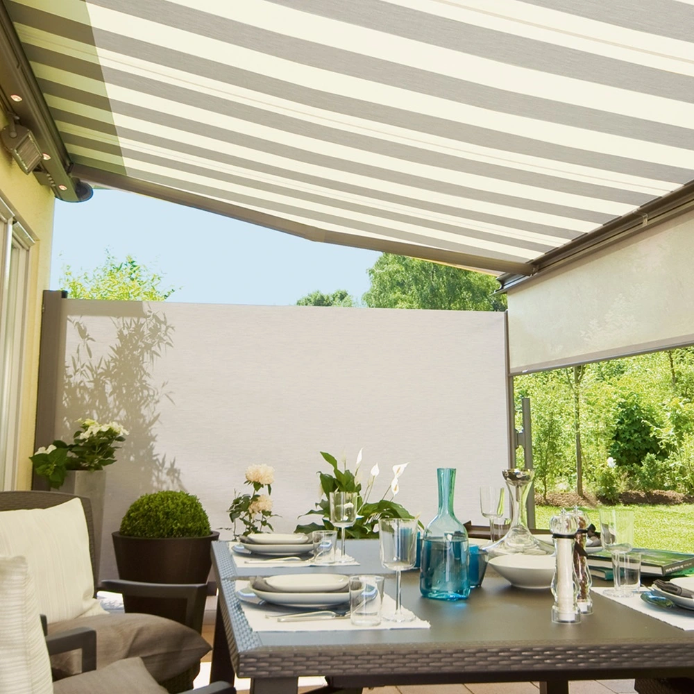 Windscherm Paravento op terras met eettafel en zonnescherm
