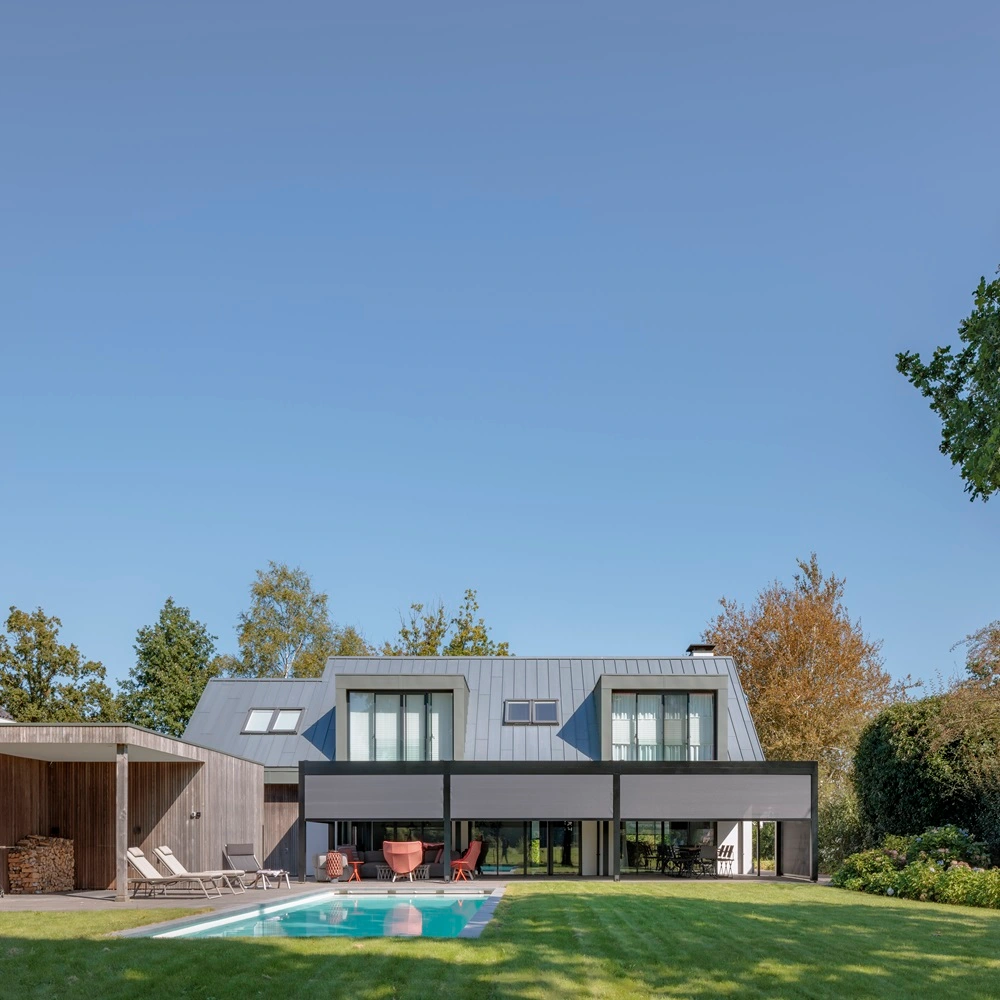 Woning met Click zip screen zonwering en zwembad in ruime tuin