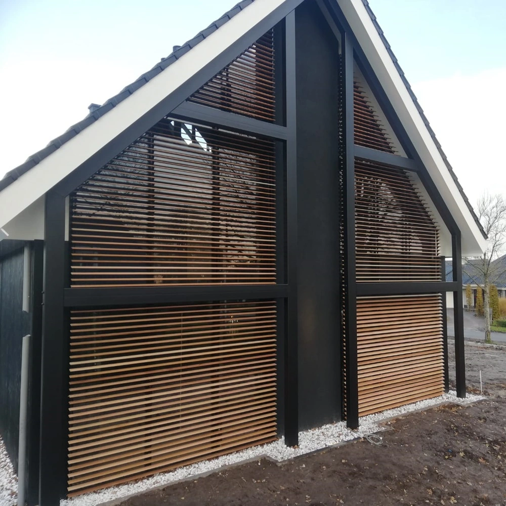 Woning met donkere vaste lamellen in driehoekige ramen