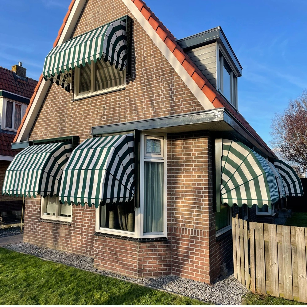 Woning met markiezen in groen-witte strepen en rood dak
