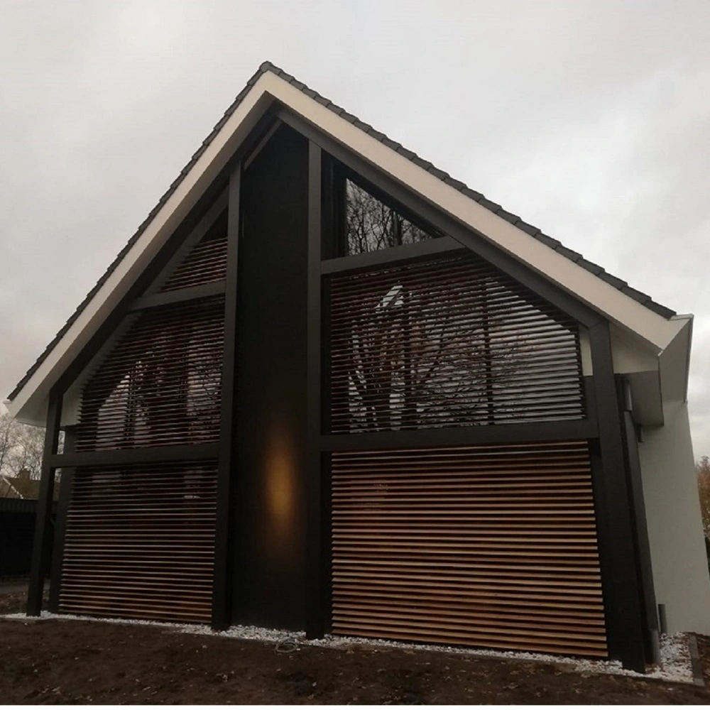 Woninggevel met houten vaste lamellen in een driehoekig raam onder een hoog schuin dak