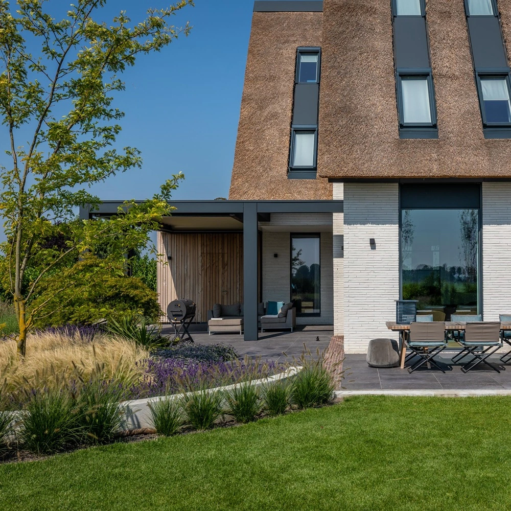 Zenit overkapping met loungeset, tuin en glaspartijen voor beschut buitenleven Zuid-Holland Zenit overkapping met loungeset, tuin en glaspartijen voor beschut buitenleven Zuid-Holland