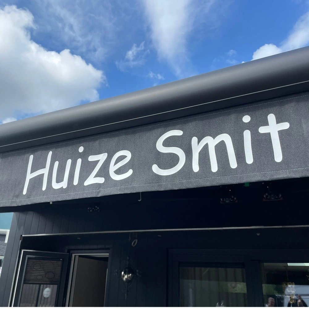 Zon en regenscherm Jumbo aan terras van Huize Smit