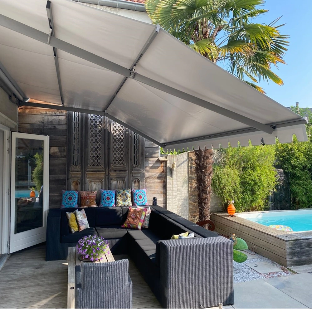 Zon en regenscherm Sunrain boven buitenlounge met zwembad