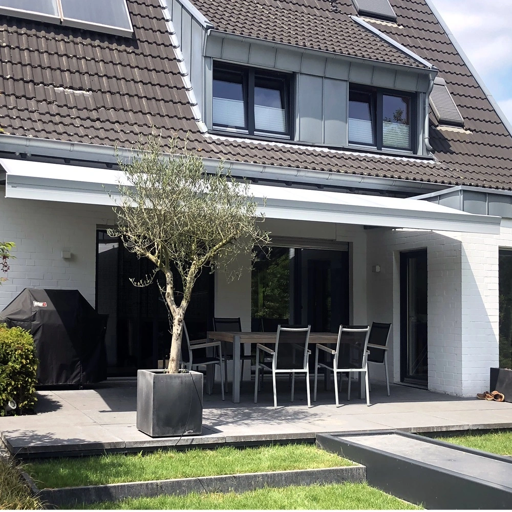 Zon en regenscherm ZRS aan terras van witte woning