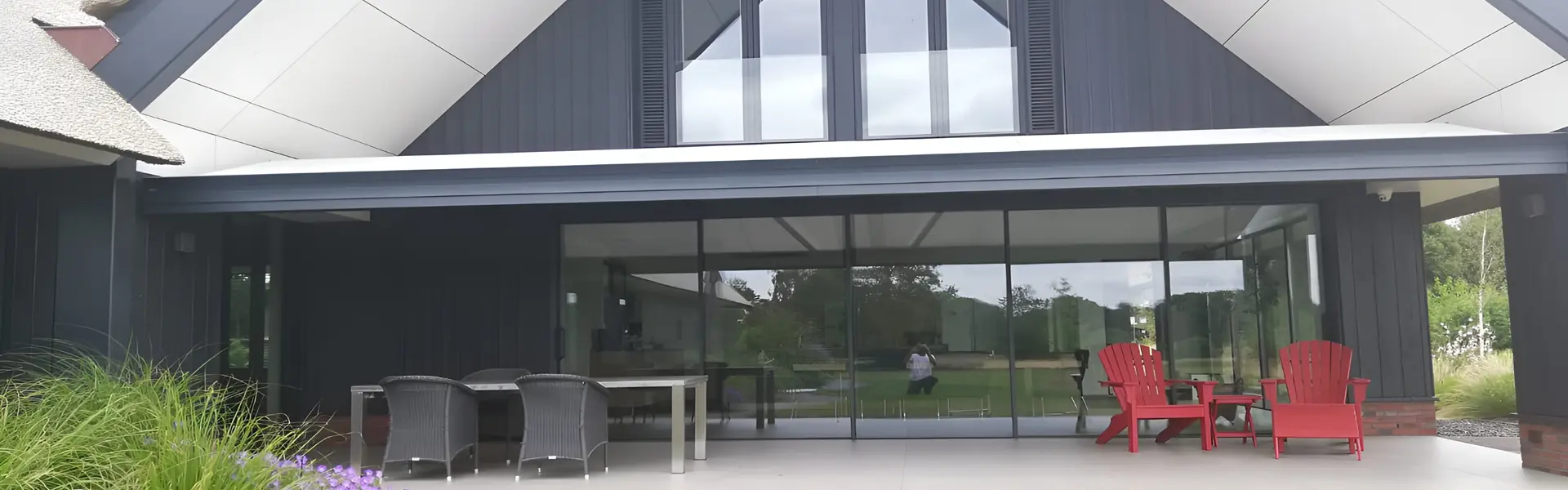 Zon en regenscherm autovolant aan overkapping met terrasstoelen en eettafel