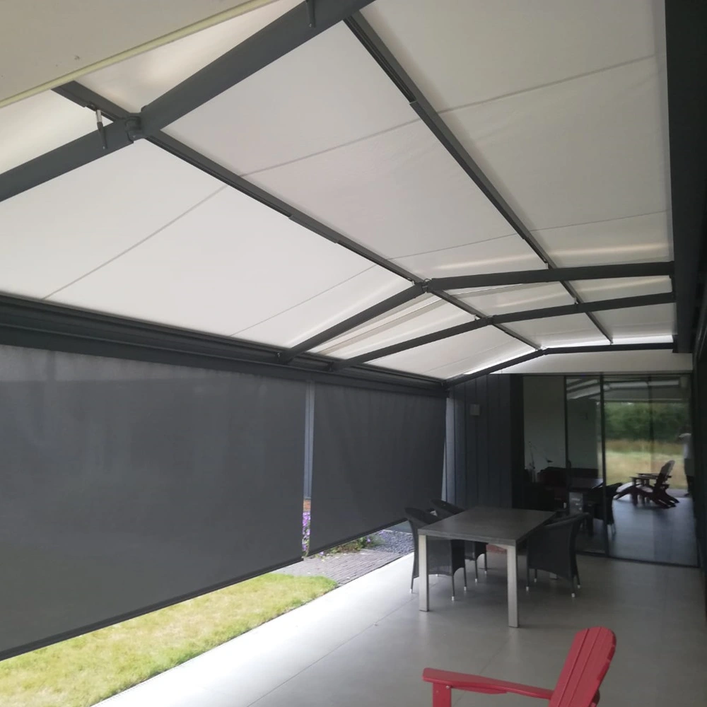 Zon en regenscherm autovolant met neergelaten doeken onder overkapping