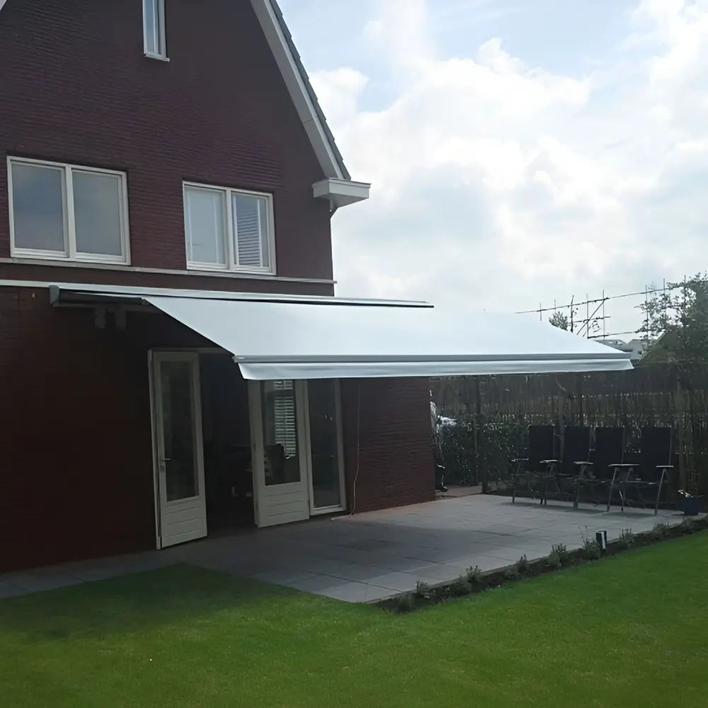 Zon en regenscherm type L aan huis achtertuin