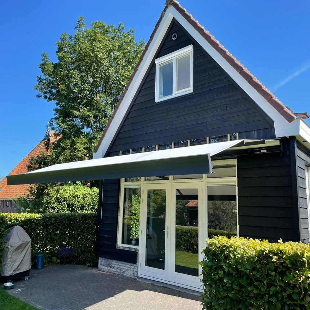 Zon en regenscherm type L bij houten huis met openslaande deuren