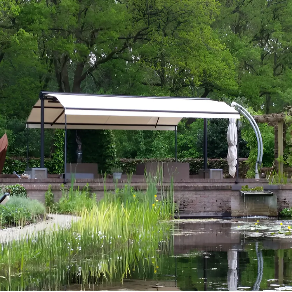 Zon en regenwering bij vijver in tuin