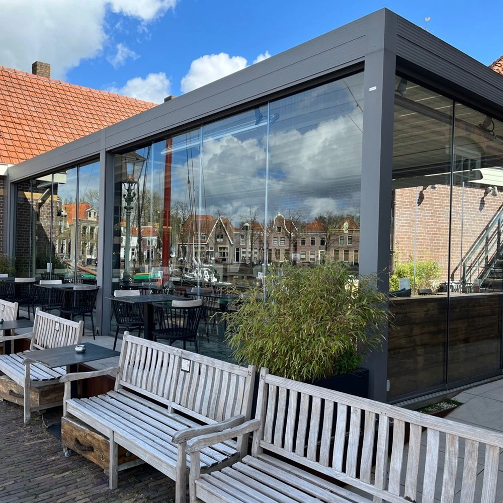 Zon en regenwering horeca terras met glazen overkapping en houten banken
