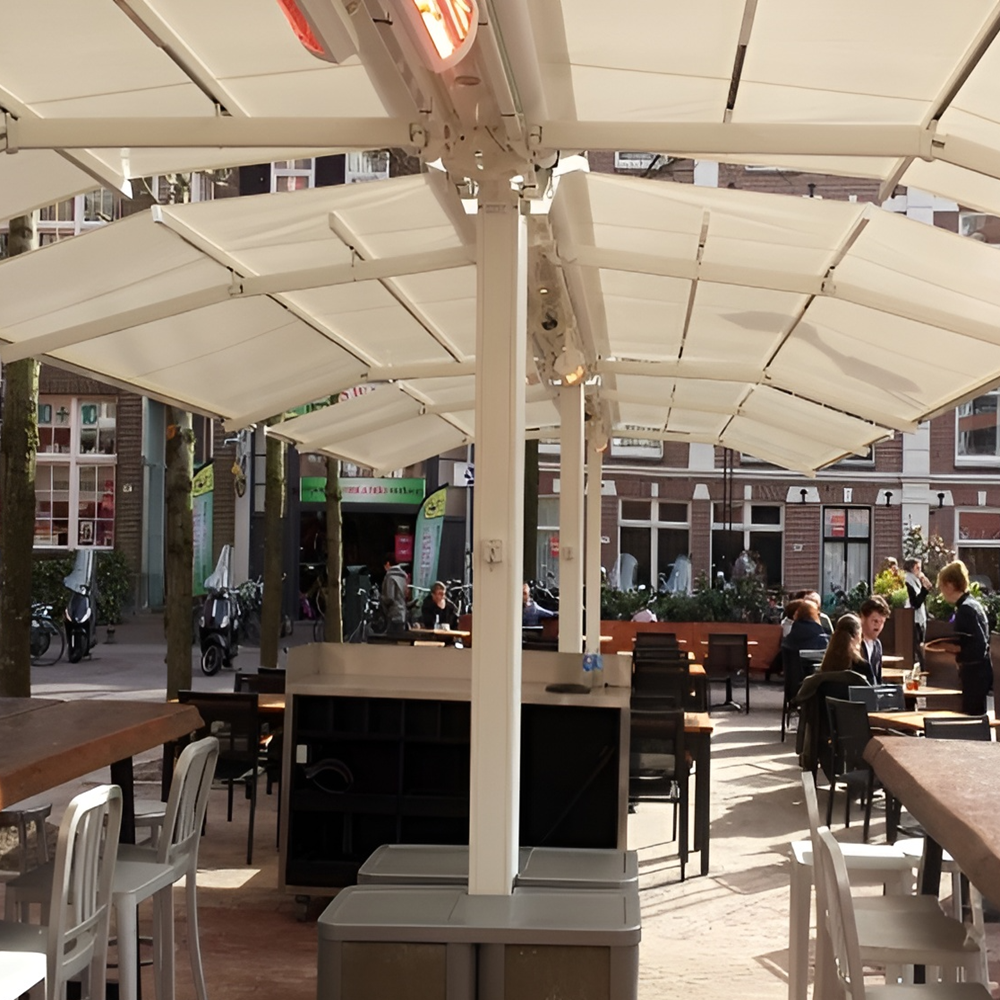 Zon en regenwering op horecaterras met tafels en stoelen