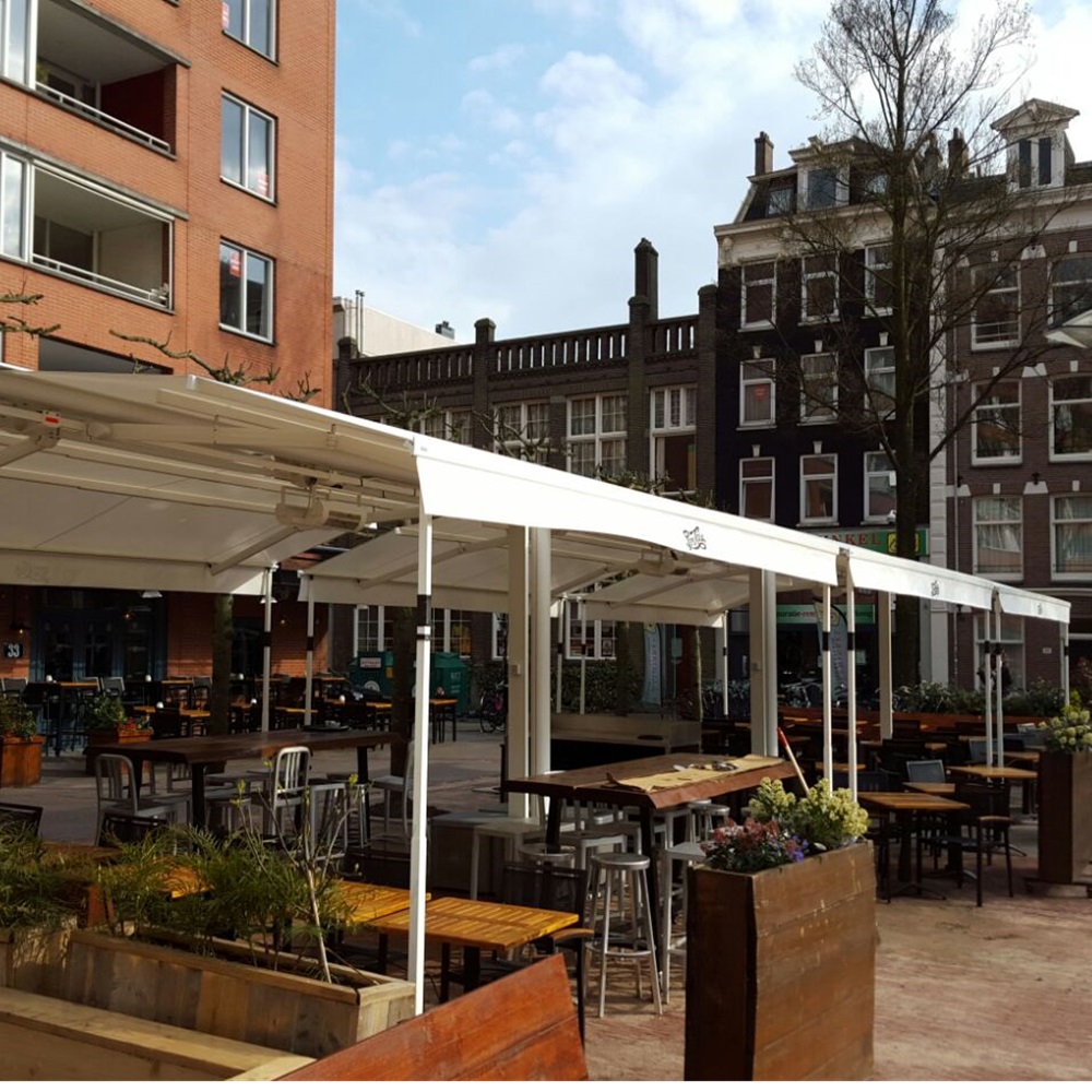 Zon en regenwering op terras in stad