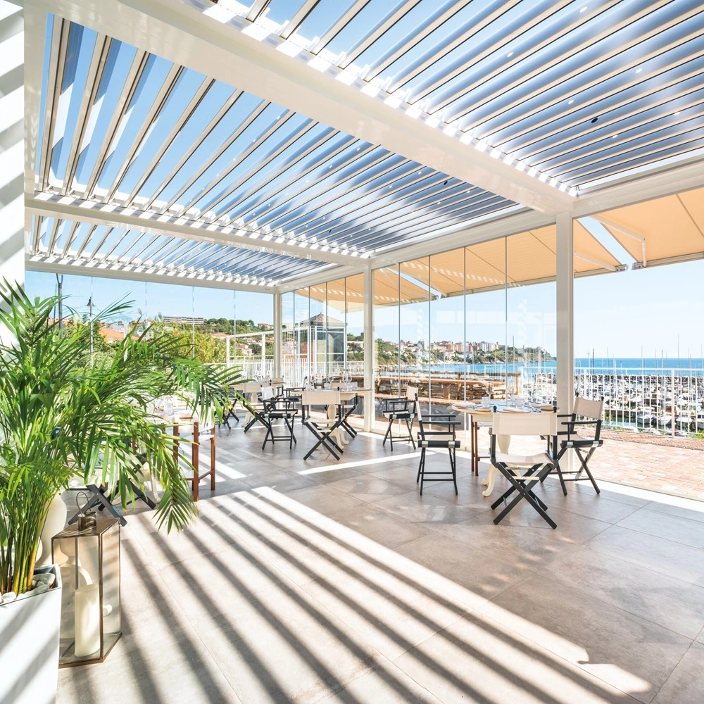 Zonne-energie pergola met open lamellen op terras aan de haven