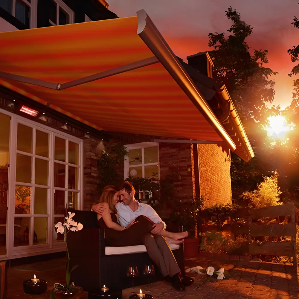 Zonwering met Tempura Quadra terrasverwarmers boven zithoek met zonsondergang