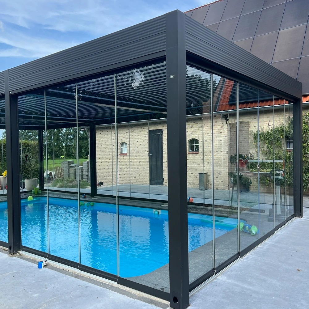 Zwarte Glisse glazenschuifwand bij zwembad met overkapping