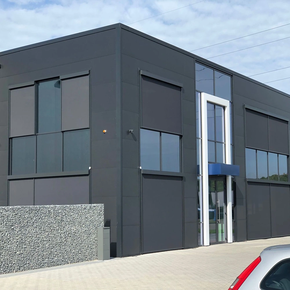 Gebouw met zipscreen installaties