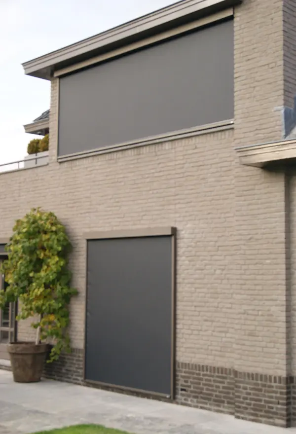 Achteraanzicht van een moderne woning in Hillegom met op maat gemaakte screens Achteraanzicht van een moderne woning in Hillegom met op maat gemaakte screens