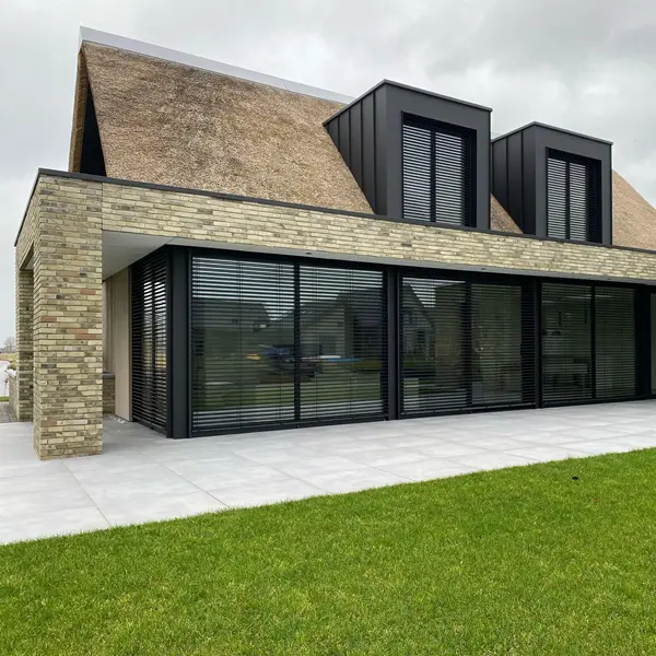 Buitenjaloezieen bij een Villa