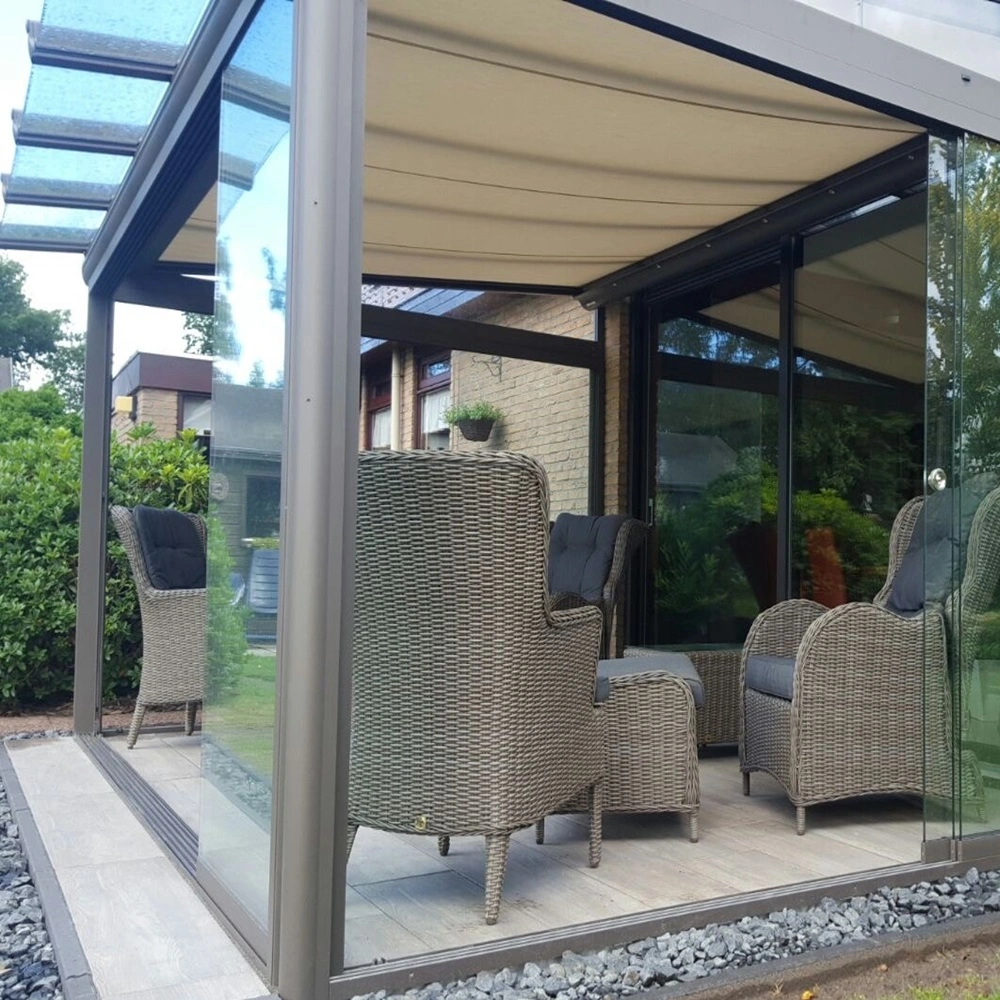 Buitenkamer Terrazza Originale met glazen schuifdeuren en rieten stoelen