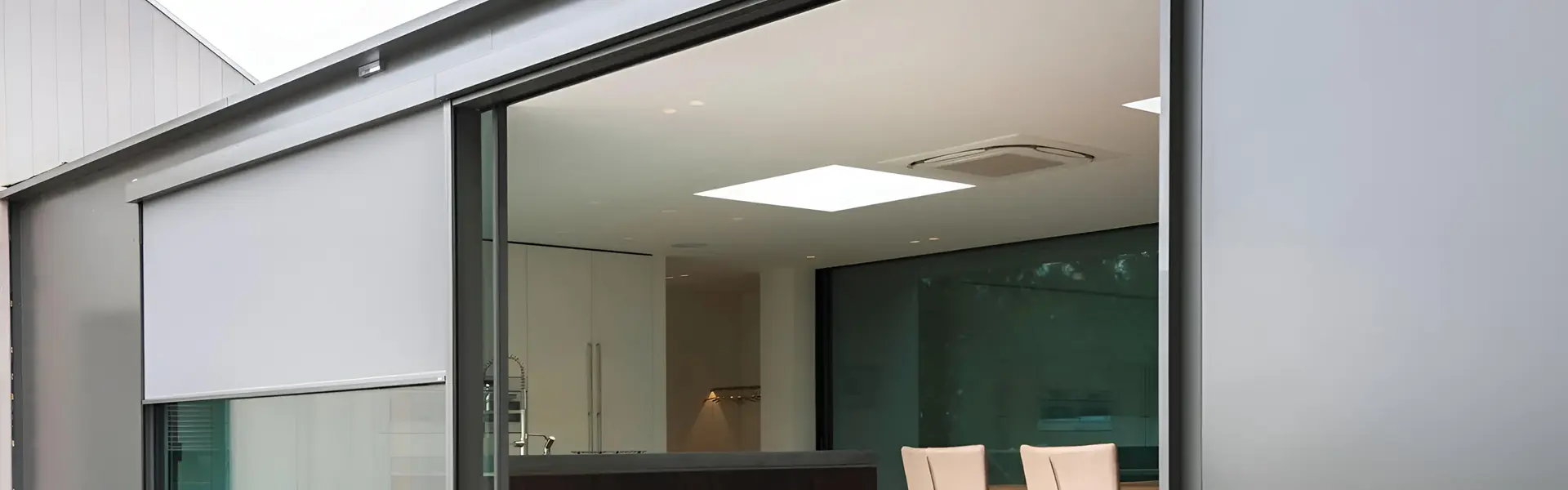 Buitenzijde van een boerderij met Zip screen voor zonwering en privacy