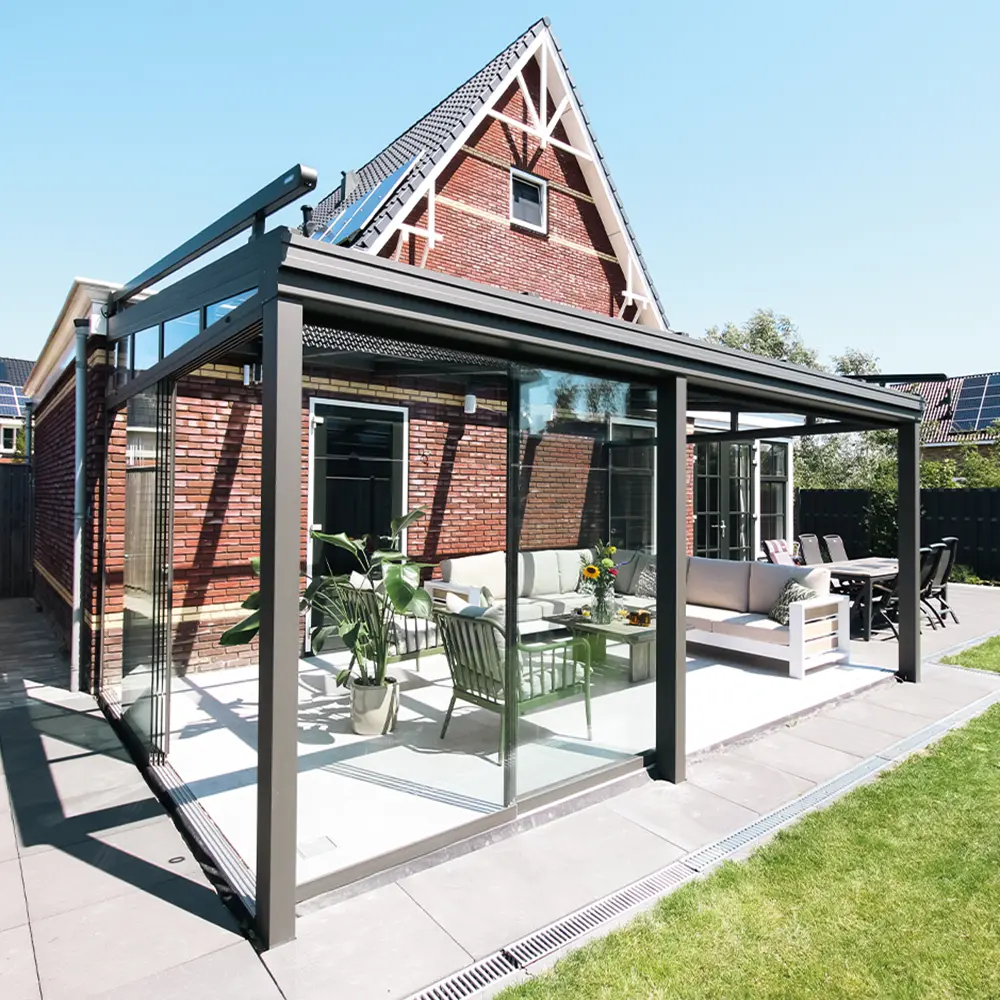 Classic glazen schuifdak met zitgedeelte en comfortabele loungebank