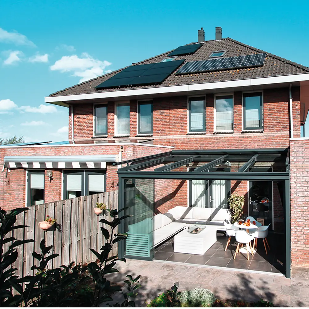 Classic glazen schuifdak tussen muren met zithoek en eettafel op terras