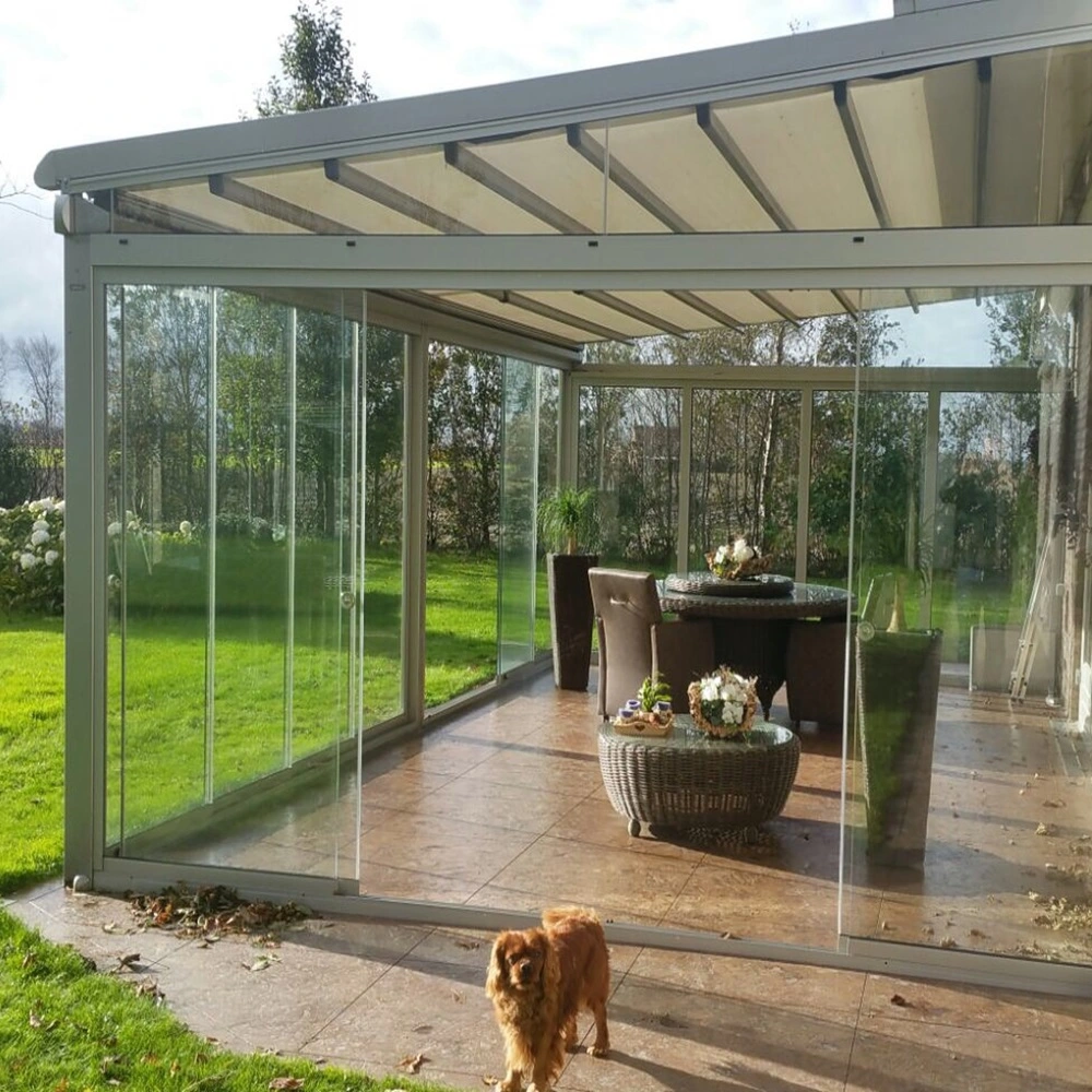 Glazen overkapping met witte aluminium frames en open schuifwanden