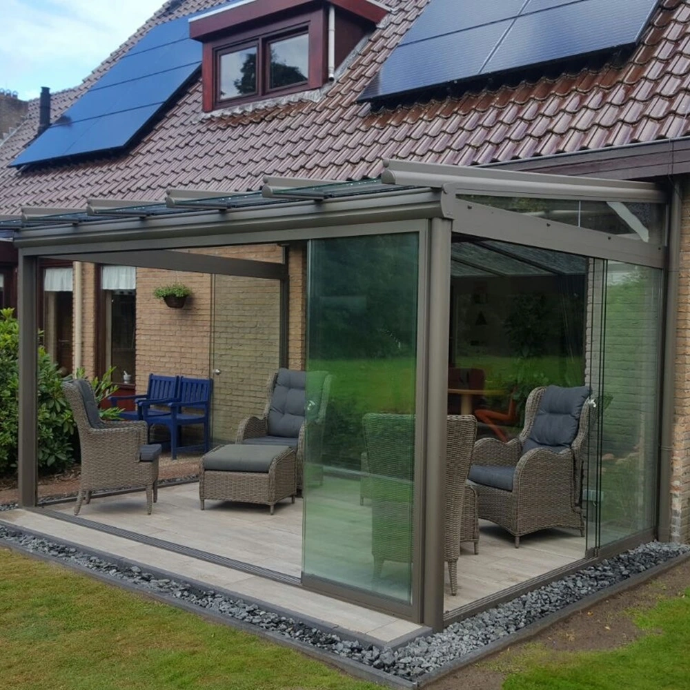 Glazen tuinkamer Terrazza Originale aan huis met glazen wanden en tuinmeubels