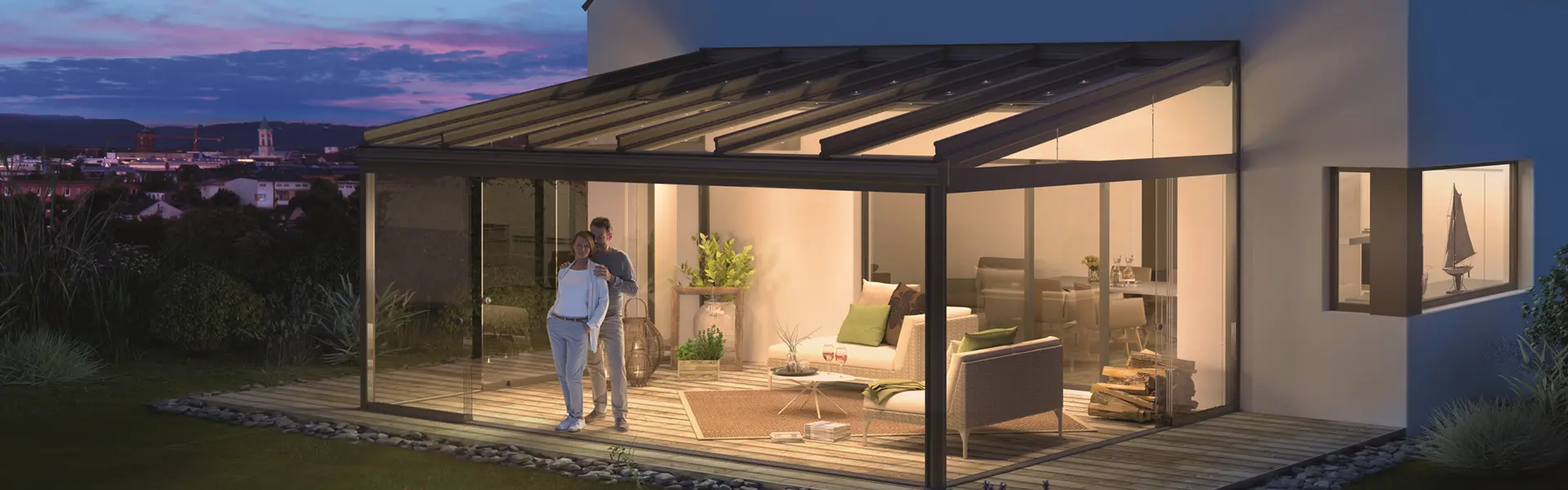 Glazen tuinkamer Terrazza Originale verlicht tijdens zonsondergang